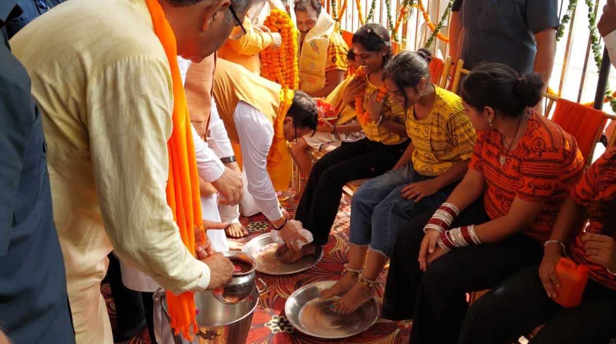 पुष्कर सिंह धामी ने हरिद्वार में कांवड़ियों के धोए पैर, हेलीकॉप्टर से हुई पुष्प वर्षा पुष्कर सिंह धामी ने हरिद्वार में कांवड़ियों के धोए पैर, हेलीकॉप्टर से हुई पुष्प वर्षा